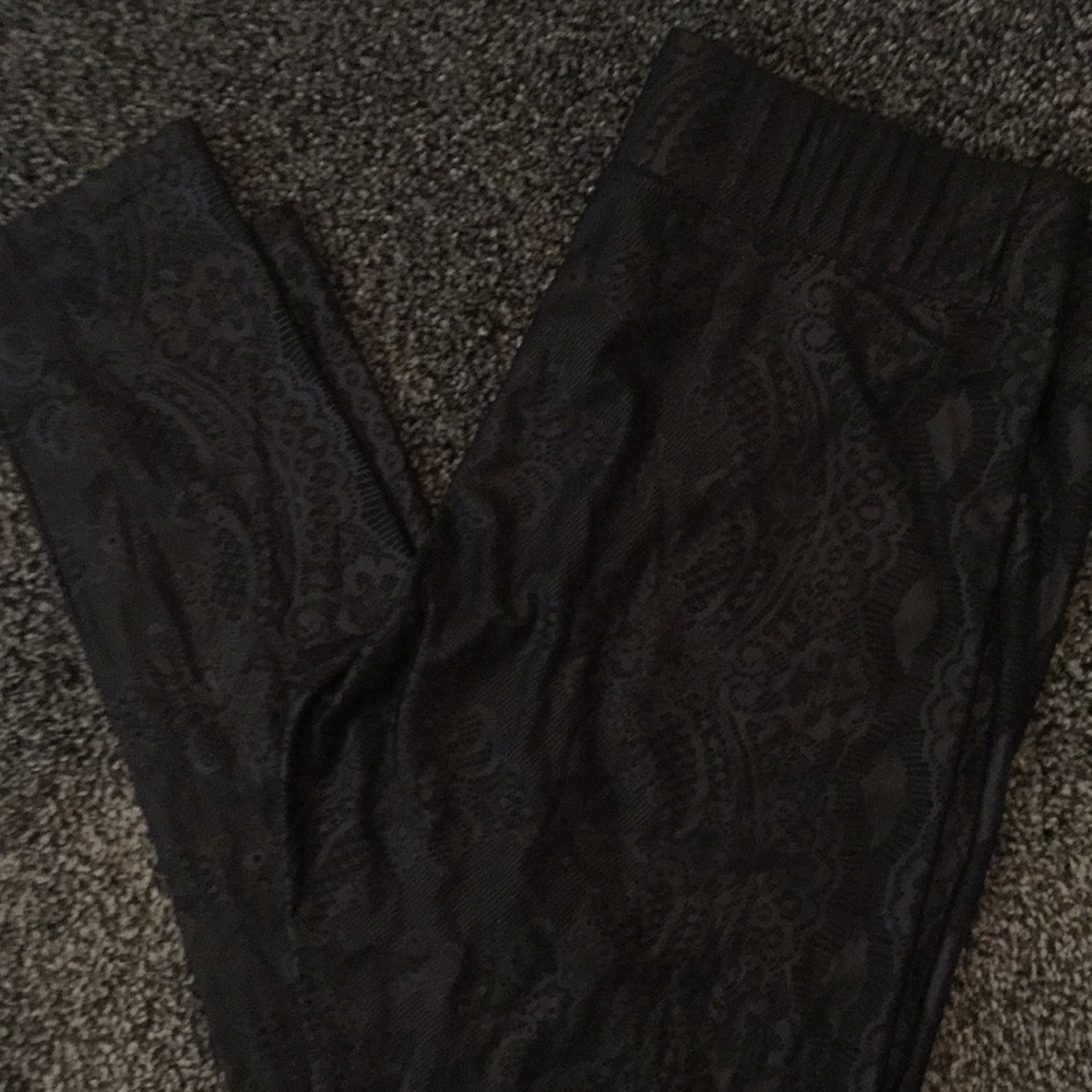 Guess black legging with Gorgeous print! 💎